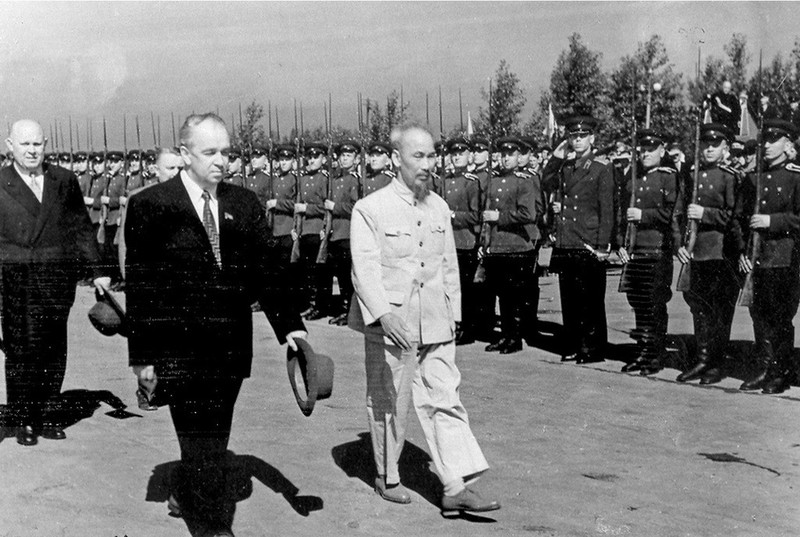 01-Chủ tịch Hồ Chí Minh duyệt đội danh dự Quân đội Liên Xô khi thăm Liên Xô ngày 12-7-1955.jpg